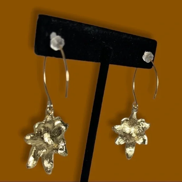 💍 Fire Glow Goldtone Dangle Earrings with Crystal Center - Picture 12 of 13